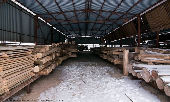 Loại gỗ Đoan dùng để chế tác đồ lưu niệm cần phải được khai thác và phơi khô khoảng 4 năm trước khi phân nhỏ, đục đẽo